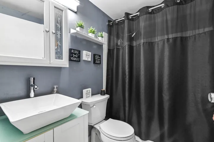 19 Bathroom 01