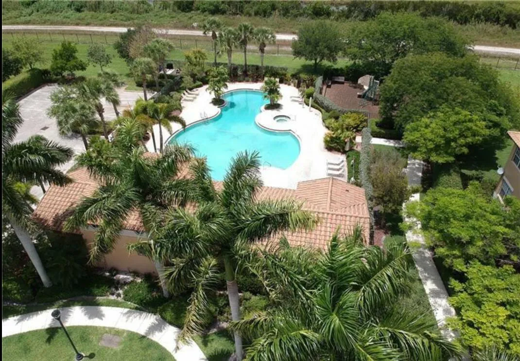 Pool Cypress Pointe