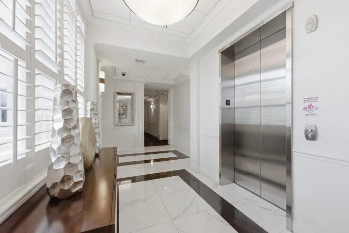 Foyer - elevator