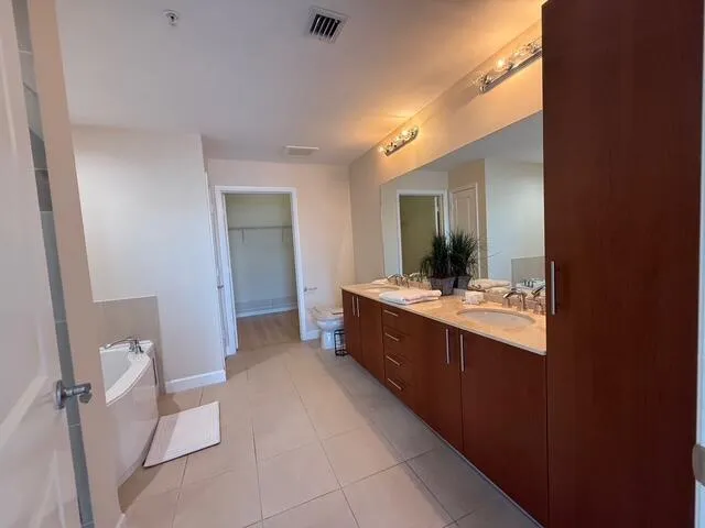 Main Bathroom, double sinks, 2 linen closets, lots of cabinets