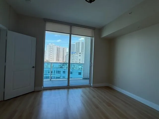 Guest Bedroom with its own en-suite bathroom & Walk-in Closet