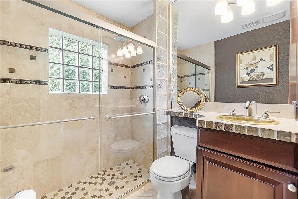 Third guest full bath.