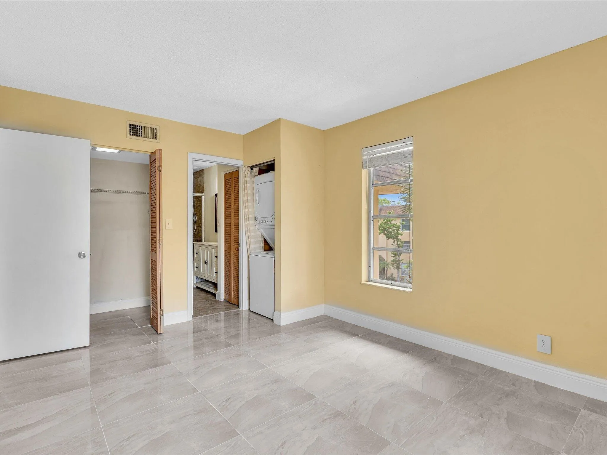En-suite Bath, Walk in Closet, Laundry in Primary