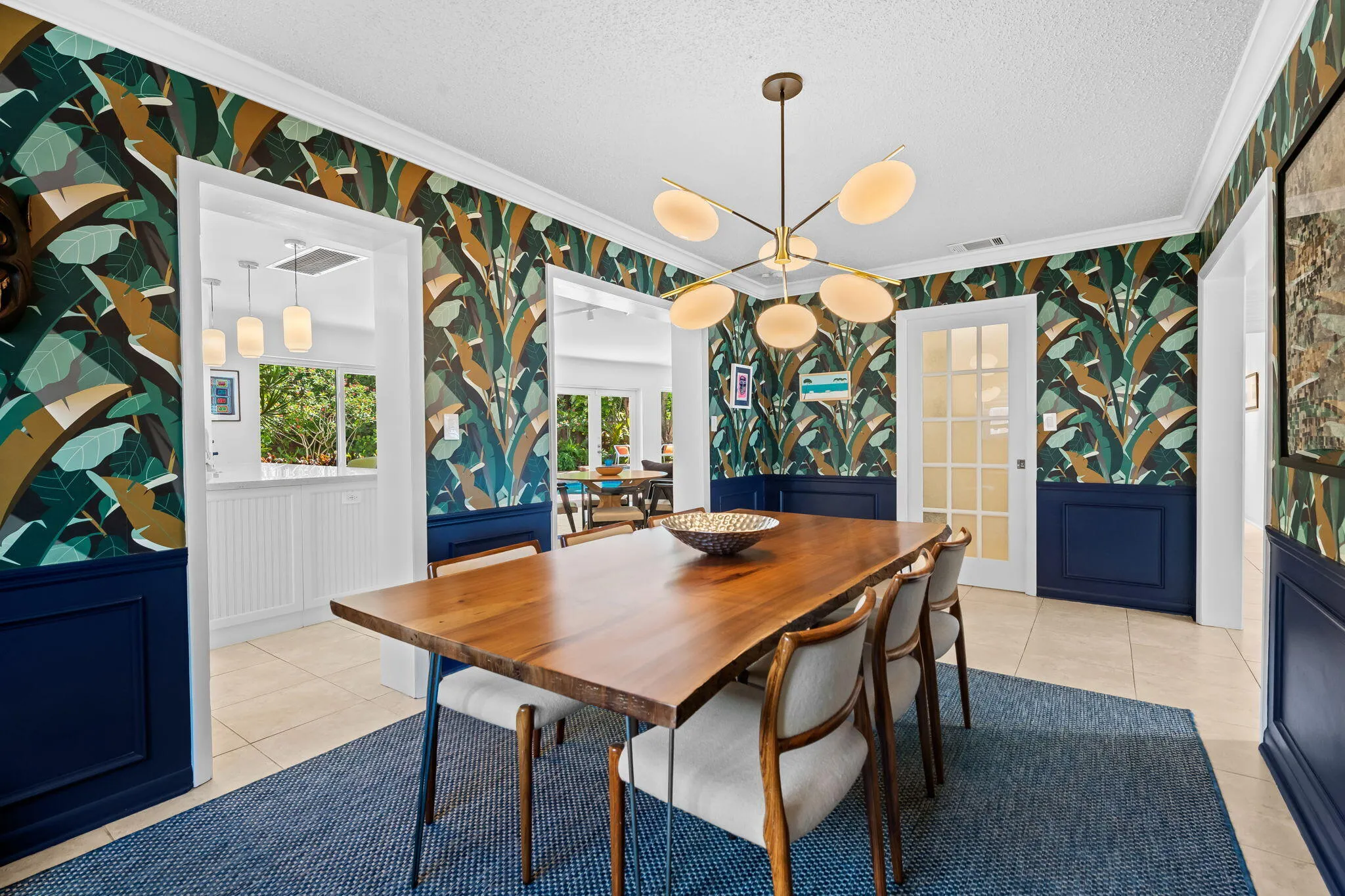 Dining room.
