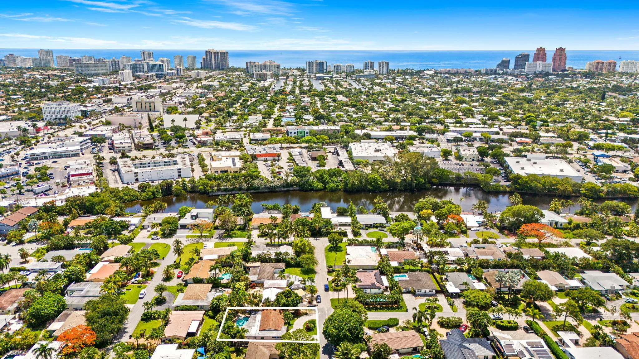 Aerial photo showing proximity to the beach.
