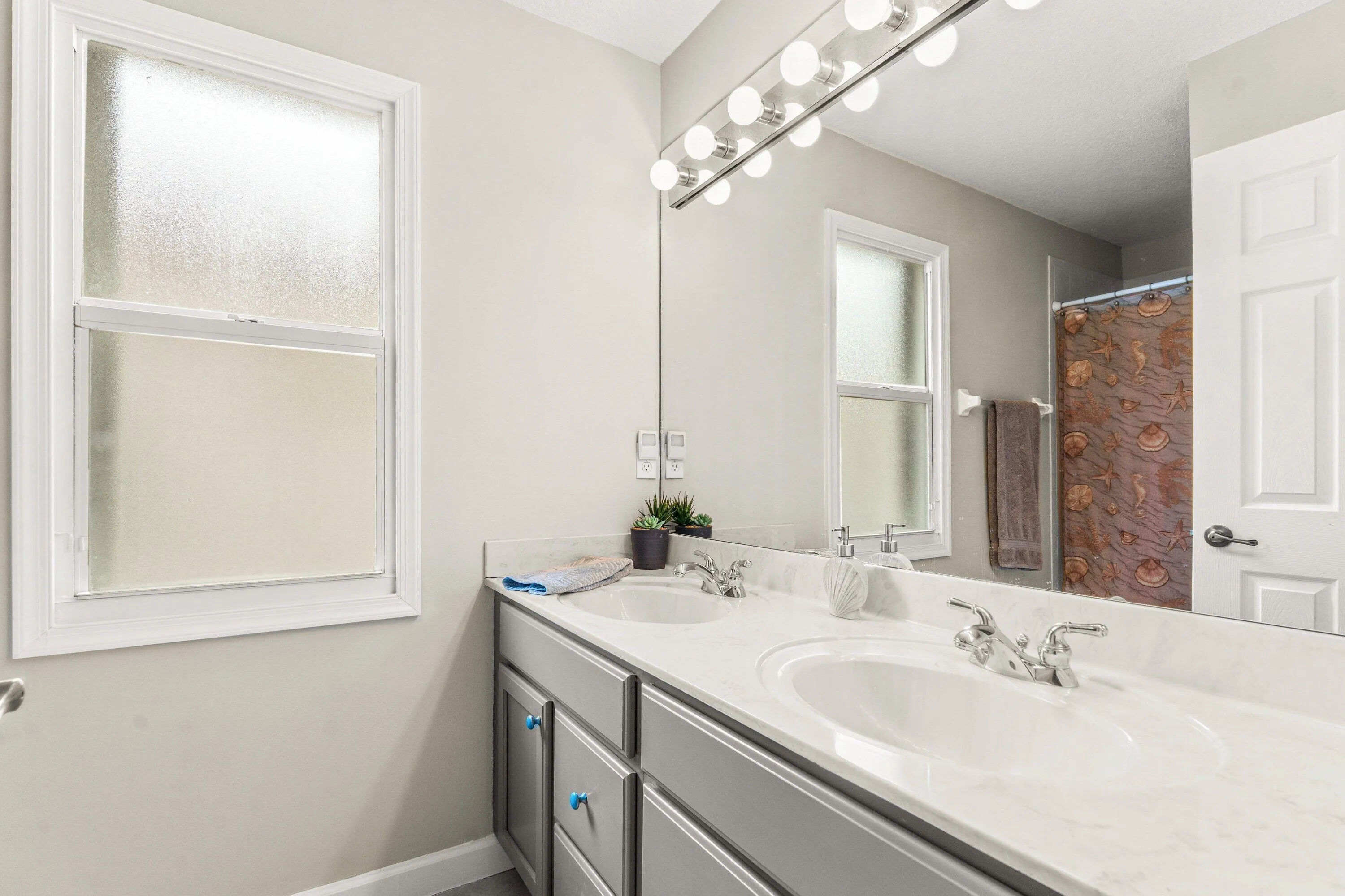 Upstairs Hall Bath