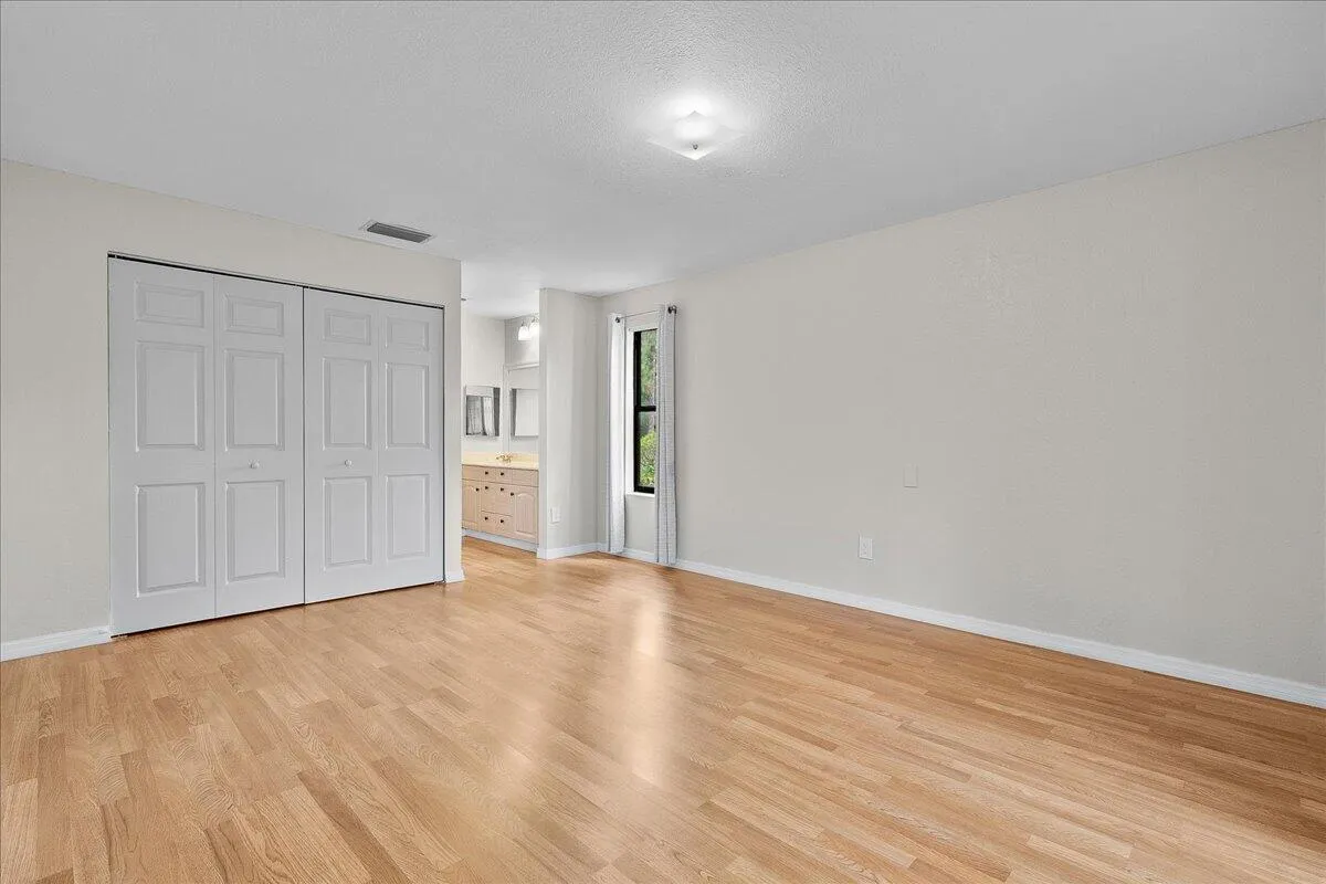 Primary Bedroom w/ Walk in Closet