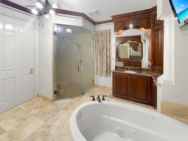 Main bath tub