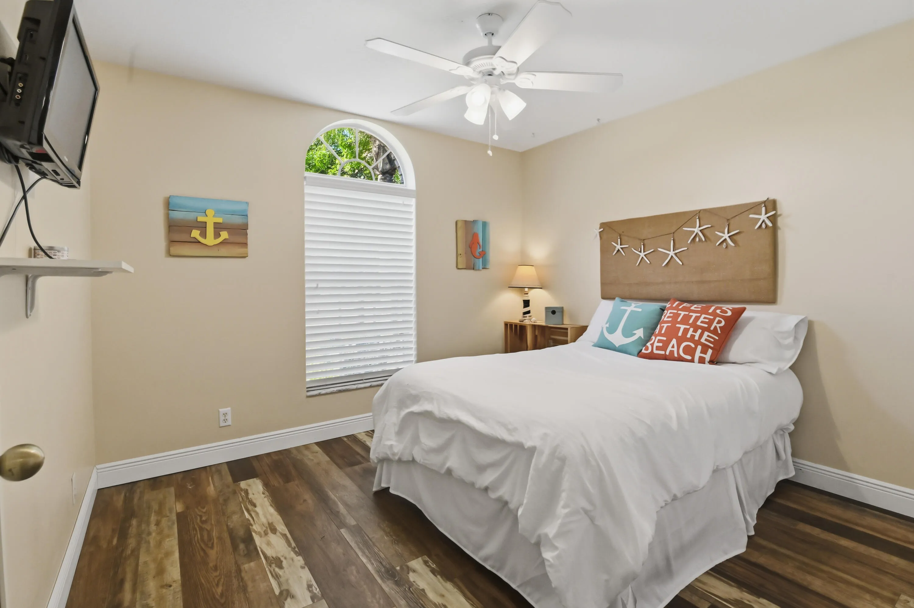 17 Bedroom 01