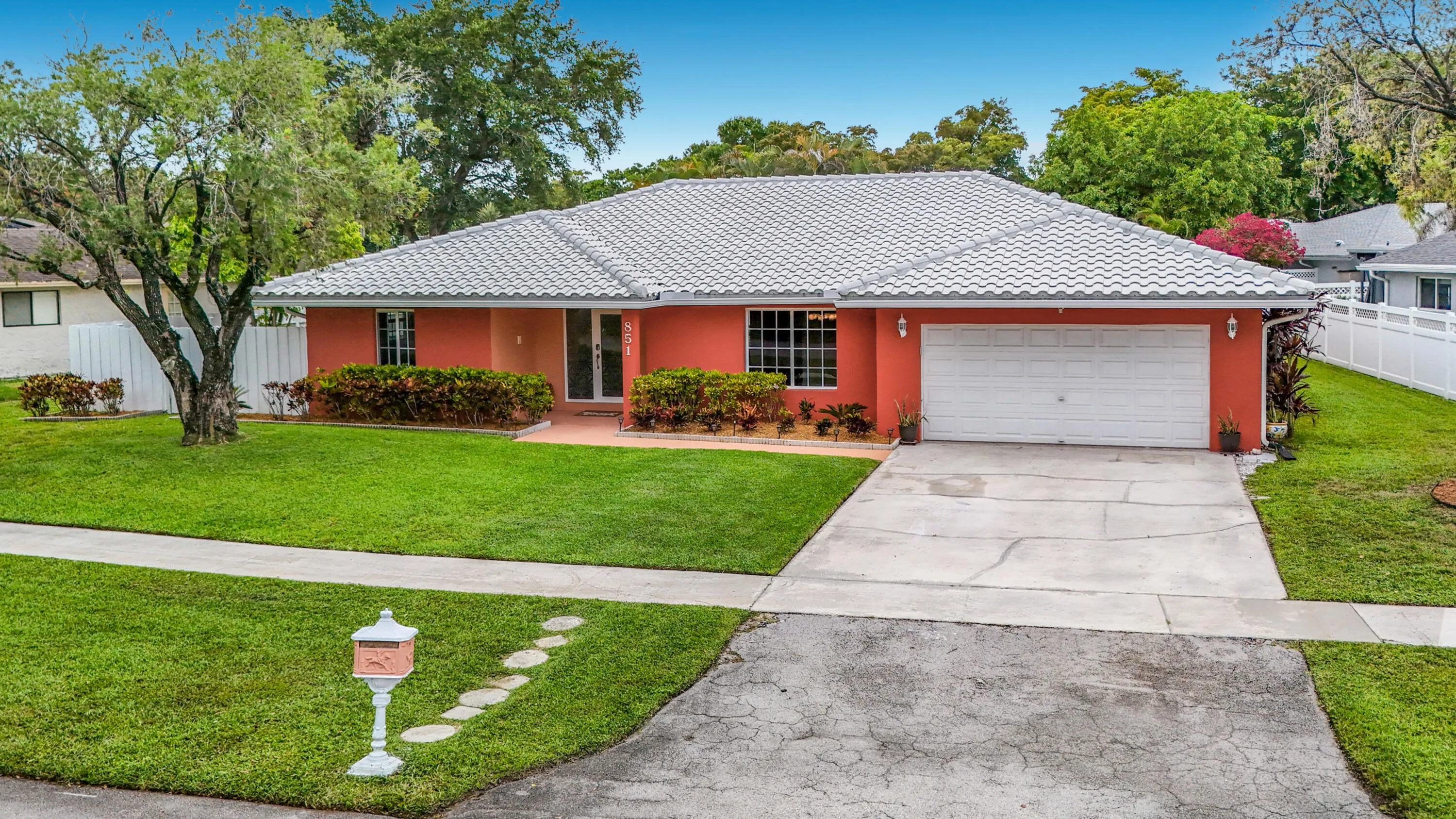 851 E Plantation Circle-11