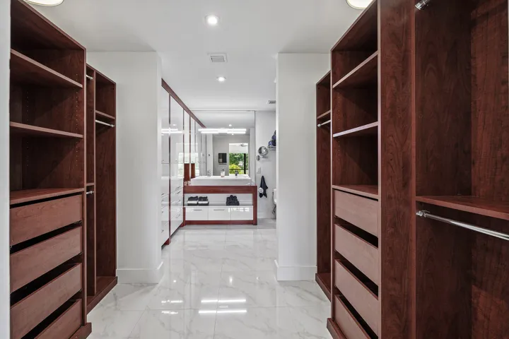 Main Closet/Bath