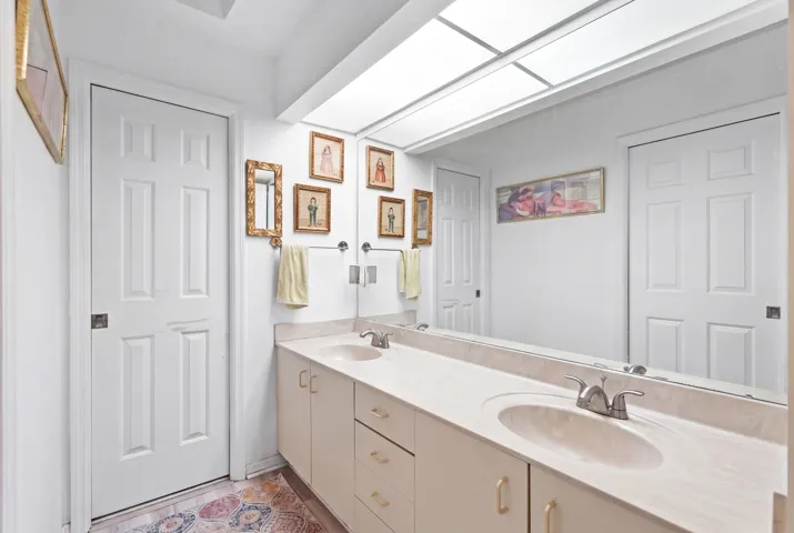 Upper Main Bed bathroom