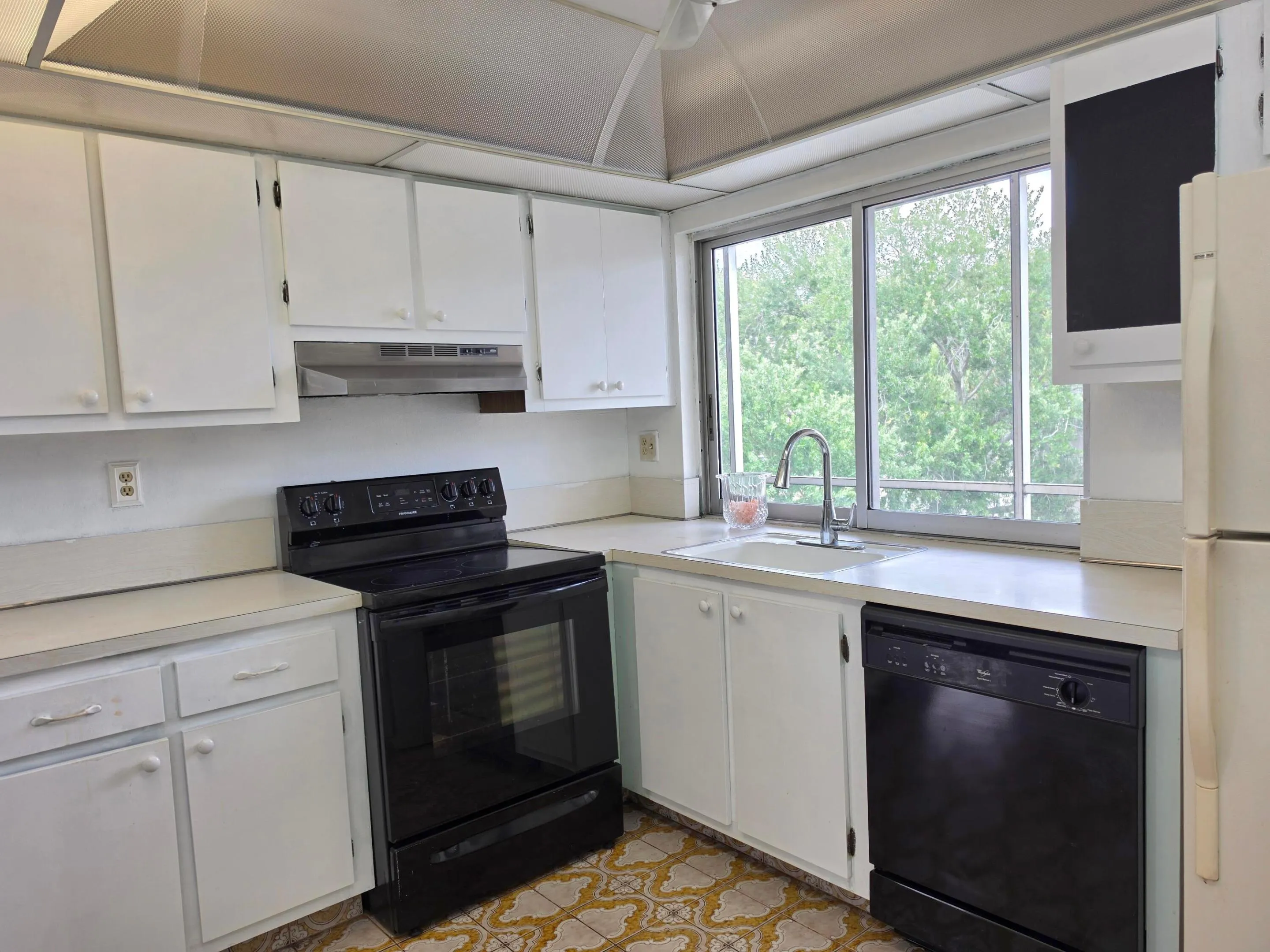 Kitchen with all Appliances