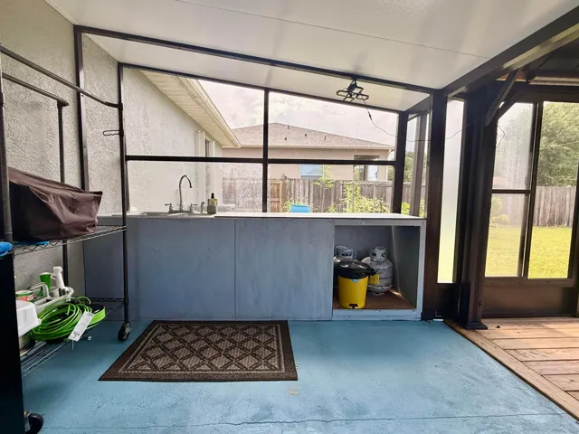 summer kitchen/dirty kitchen equipped with sink as well