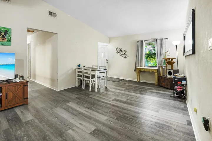 06 Dining area 02