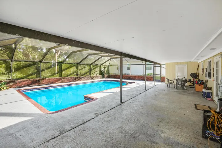 19 pool 01