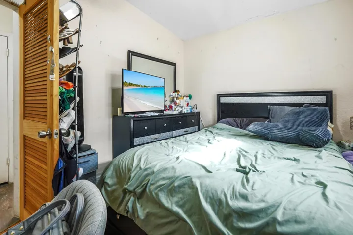 16 Bedroom 05