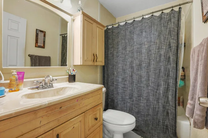 14 Bathroom 01