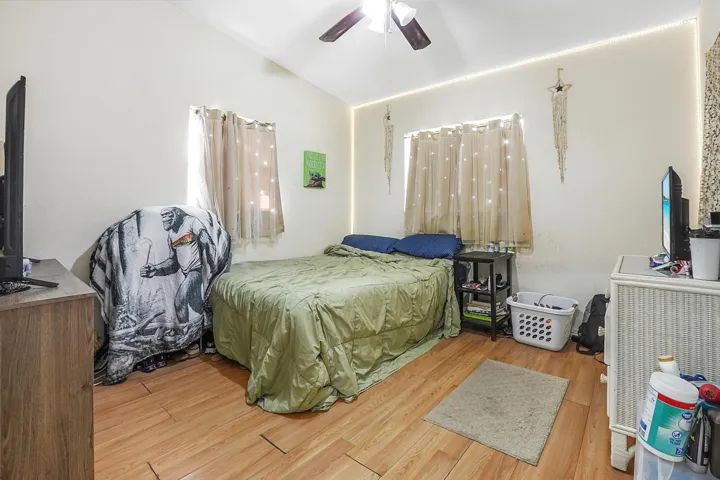 17 Bedroom 06
