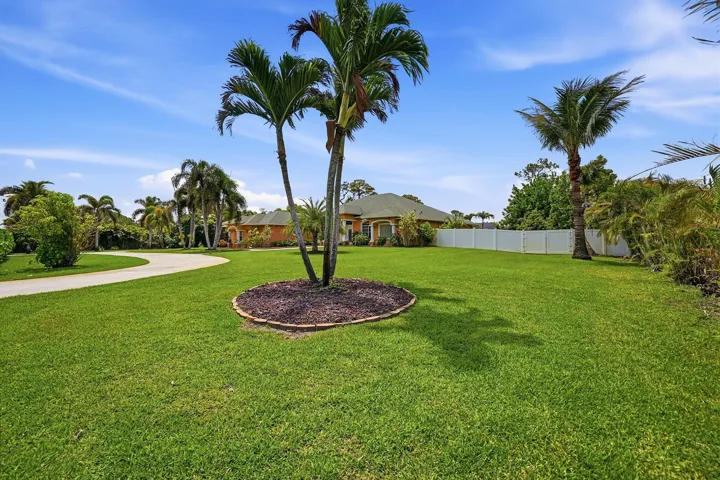 03_front yard