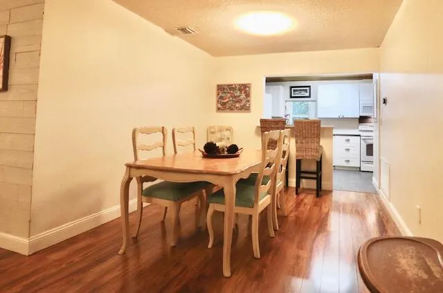 Dining area conveniently situated just off the kitchen.