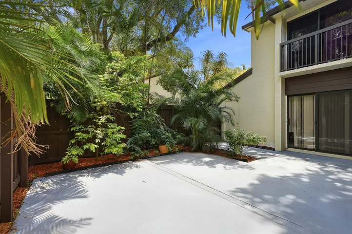 Private fenced courtyard