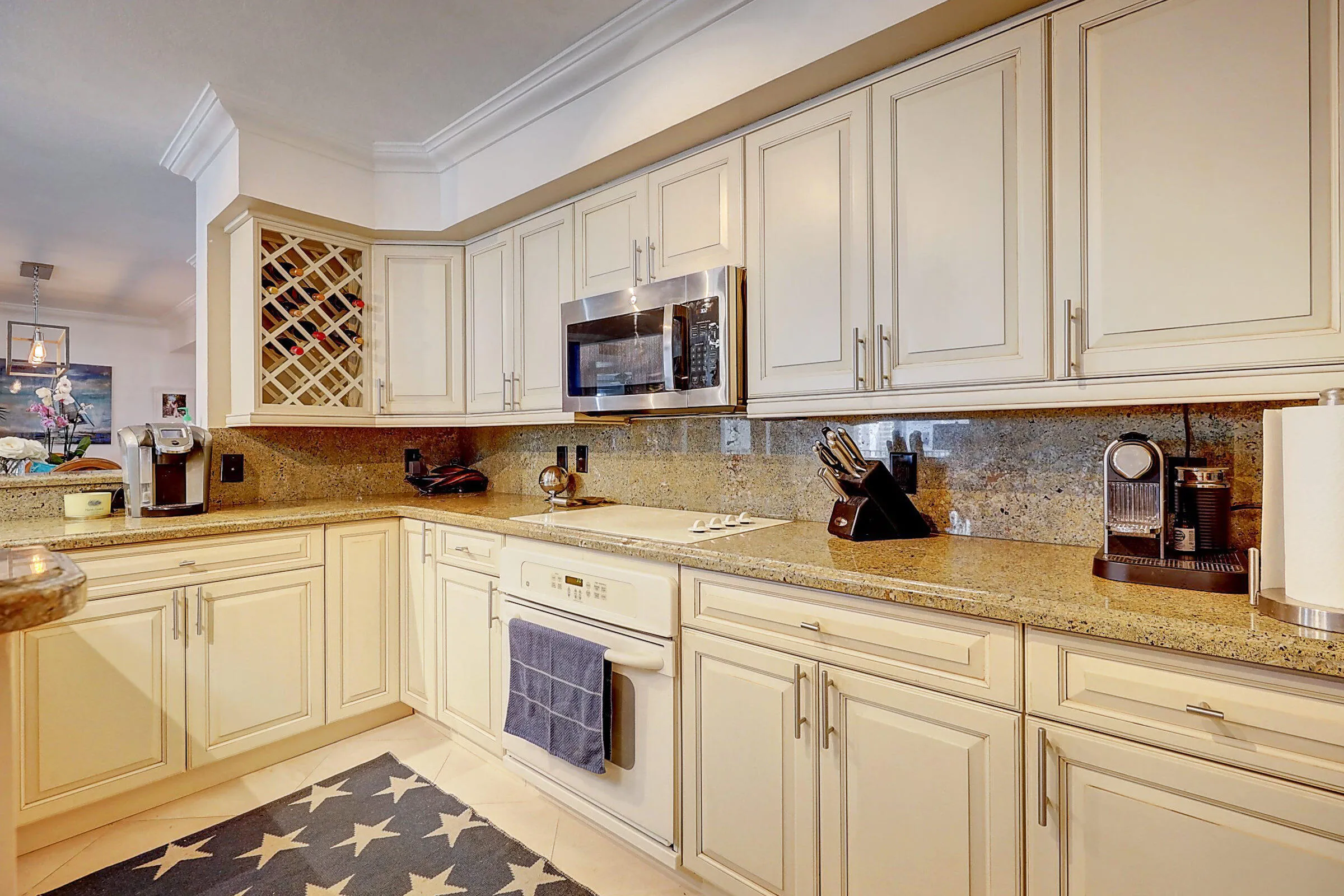 LARGE KITCHEN