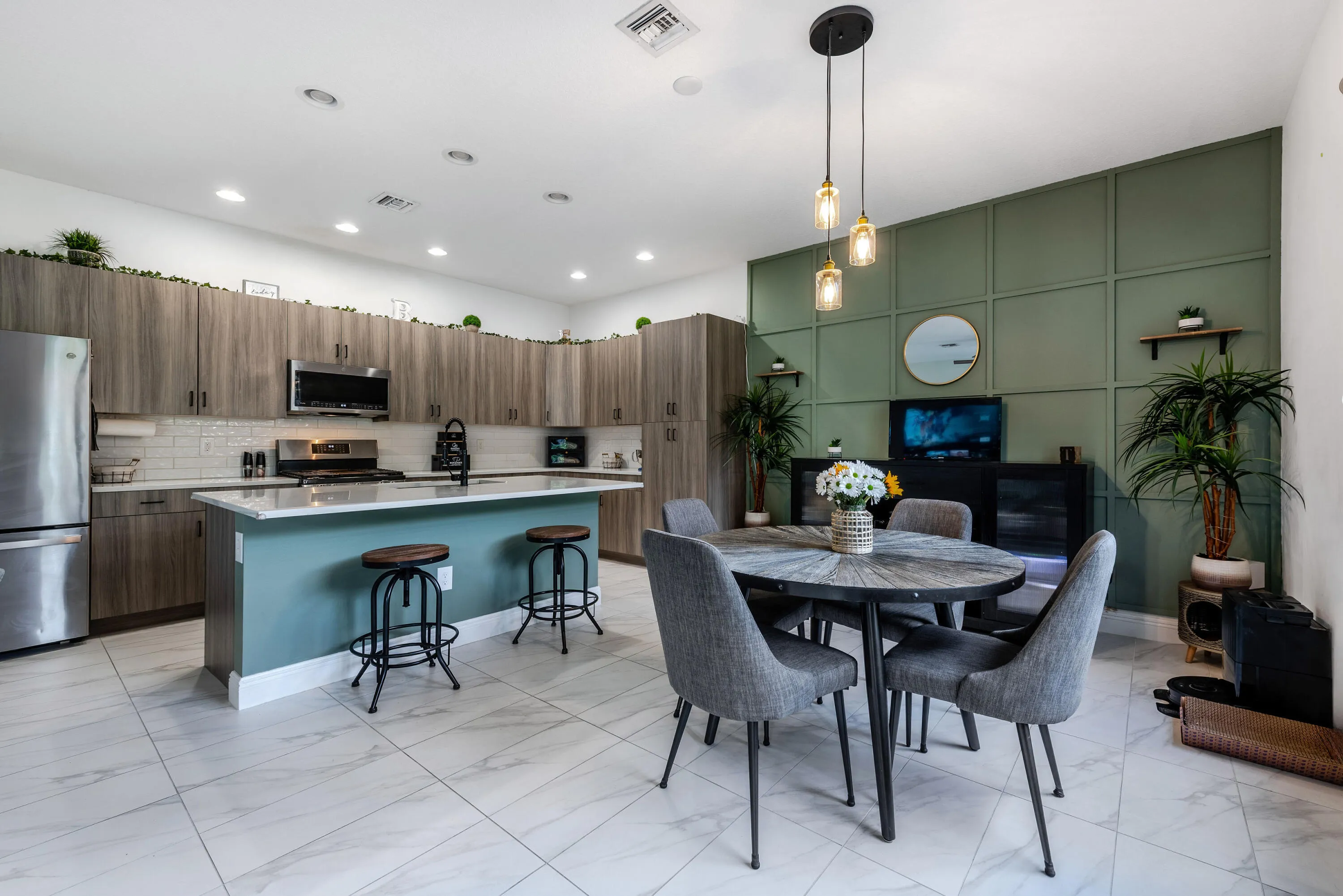 Kitchen & Dining Area