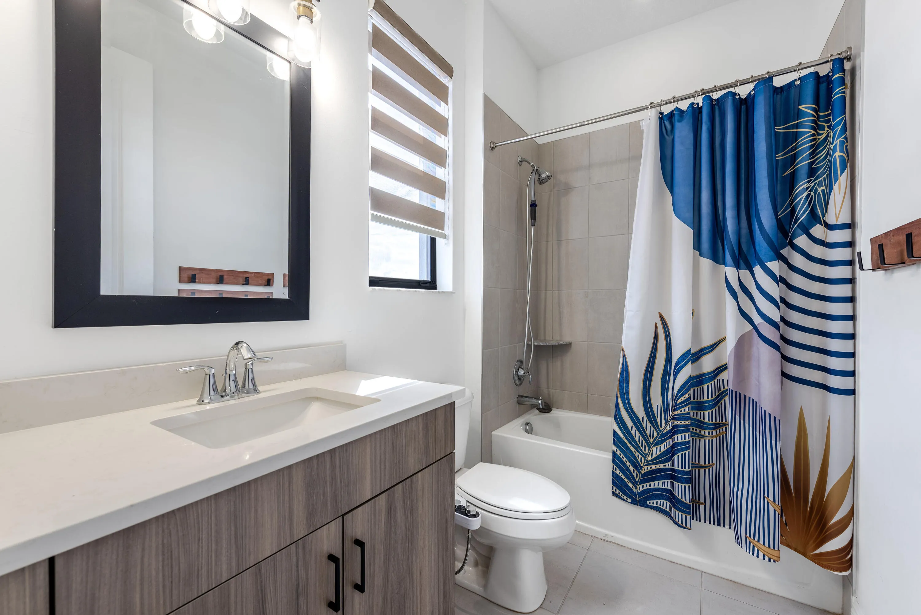 Guest Bathroom (Upstairs)