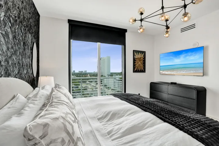 STRADA 315 #1206 MASTER BED W VIEW 2