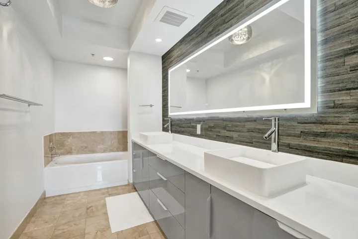 STRADA 315 #1206 MASTER BATH 2
