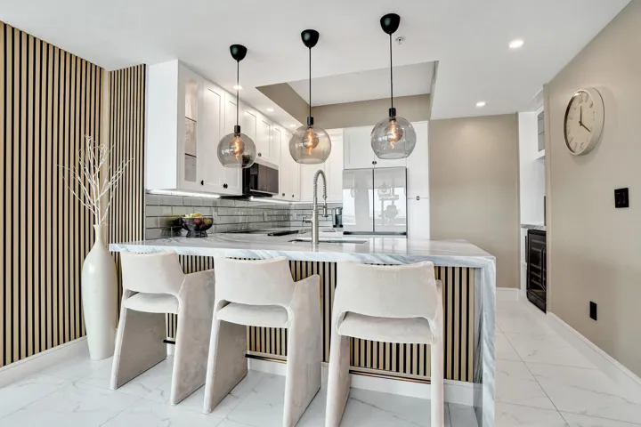 STRADA 315 #1206 KITCHEN W BAR STOOLS