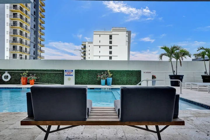 STRADA 315 #1206 POOL SEATING