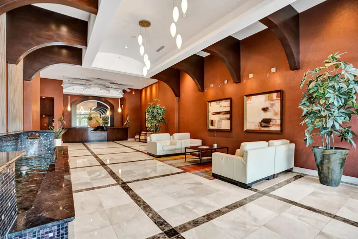 STRADA 315 #1206 LOBBY