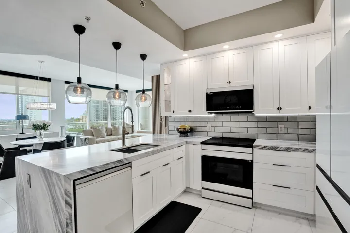 STRADA 315 #1206 KITCHEN THRU TO DINING