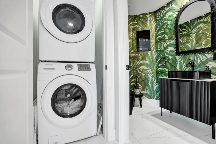 STRADA 315 #1206 LAUNDRY AND POWDER RM