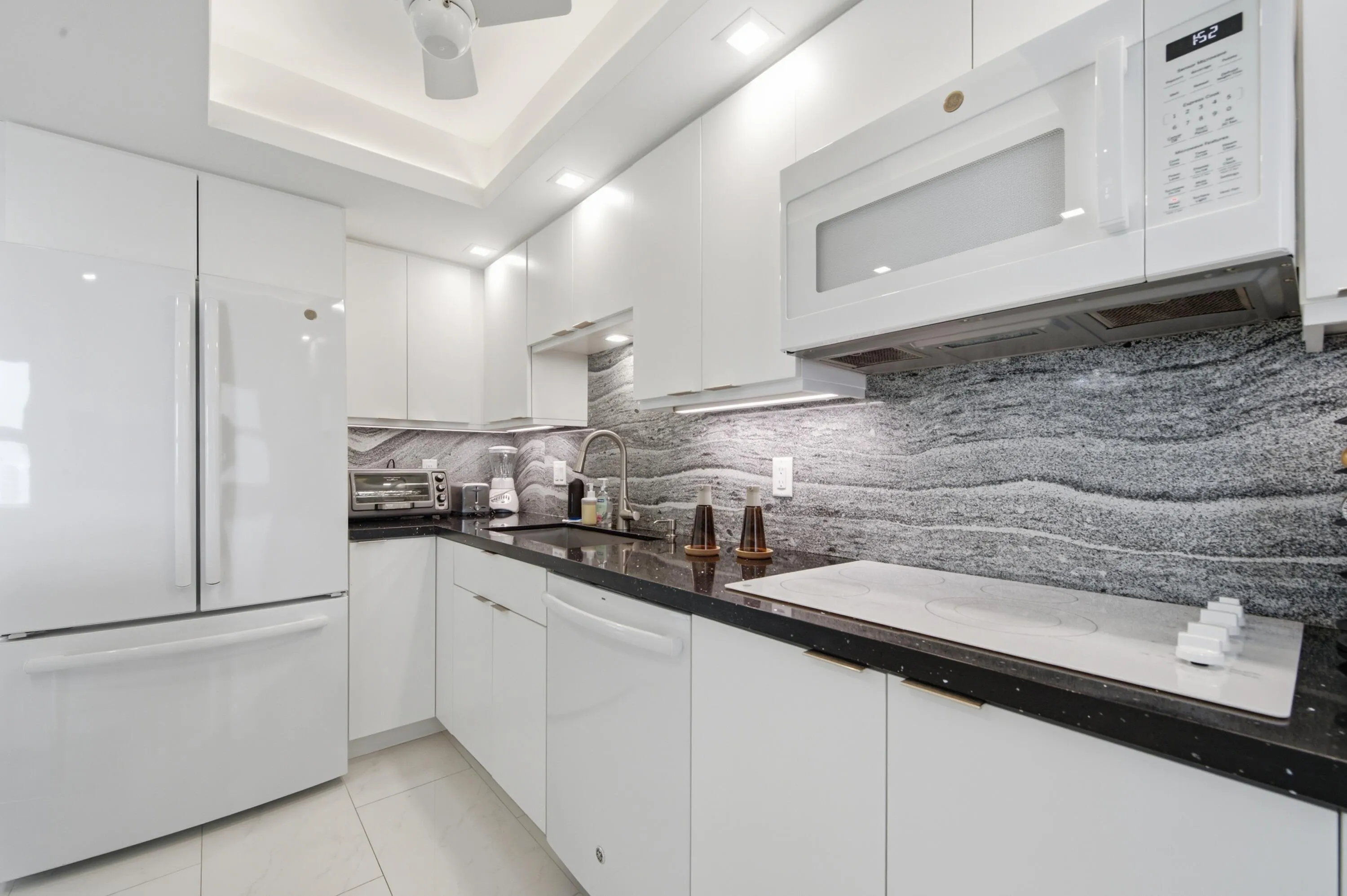 Tiara East 1422 Kitchen.4jpg