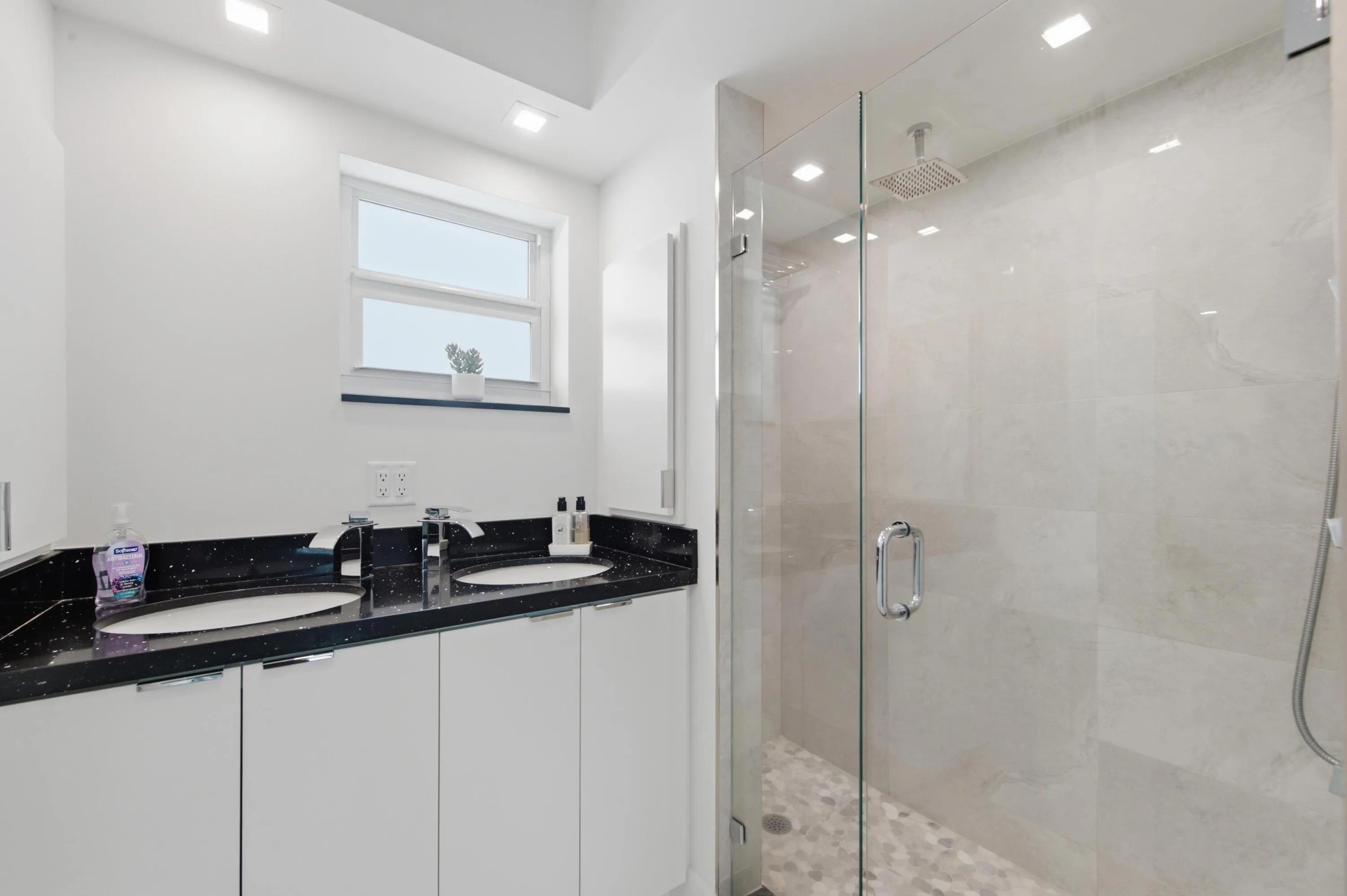 Tiara East 1422 guest bathroom