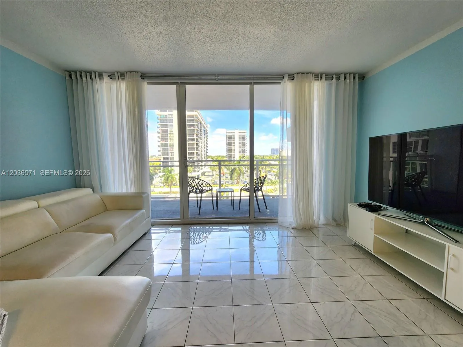 COMMUNITY OCEANFRONT POOL DECK