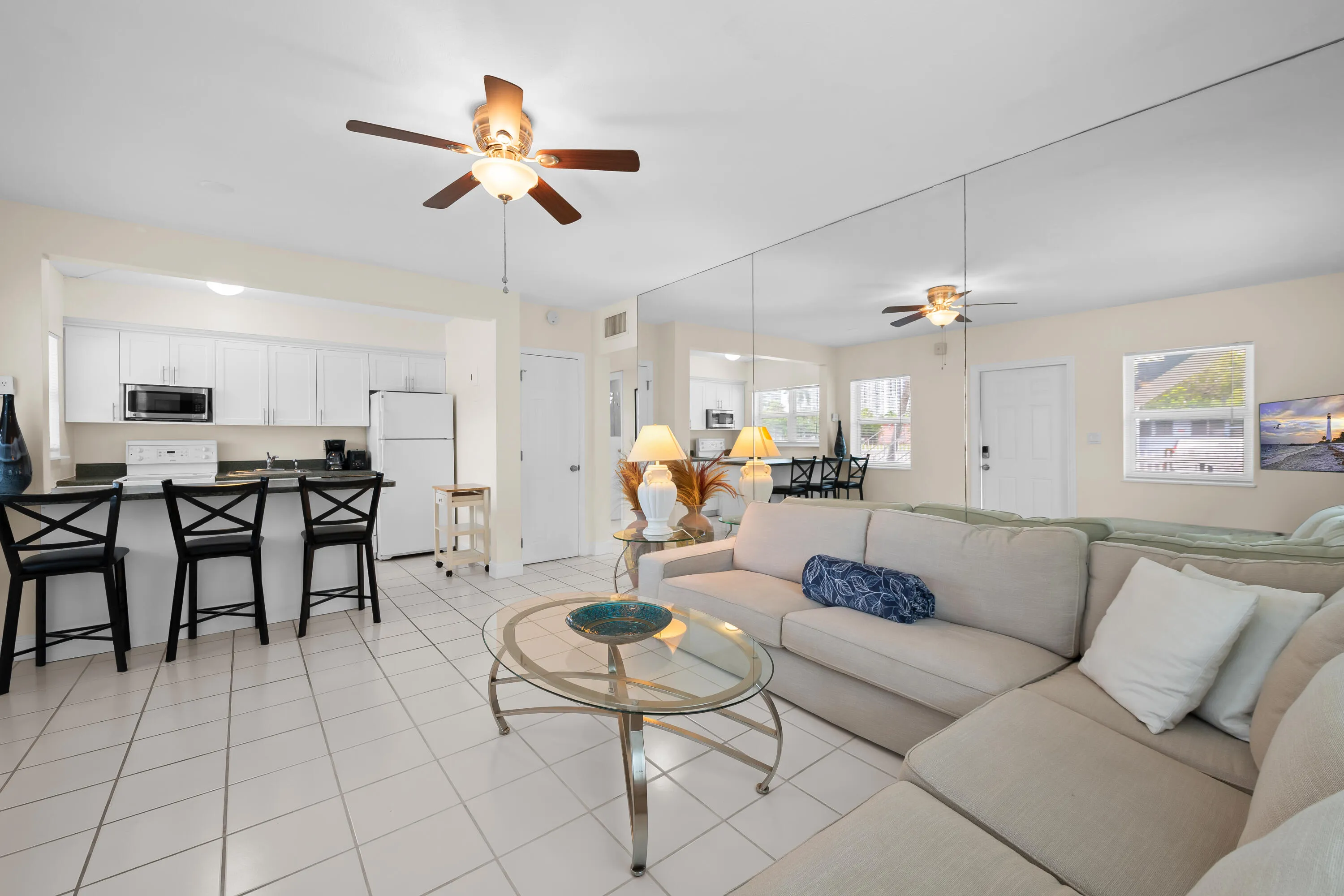 Lounge and breakfast area