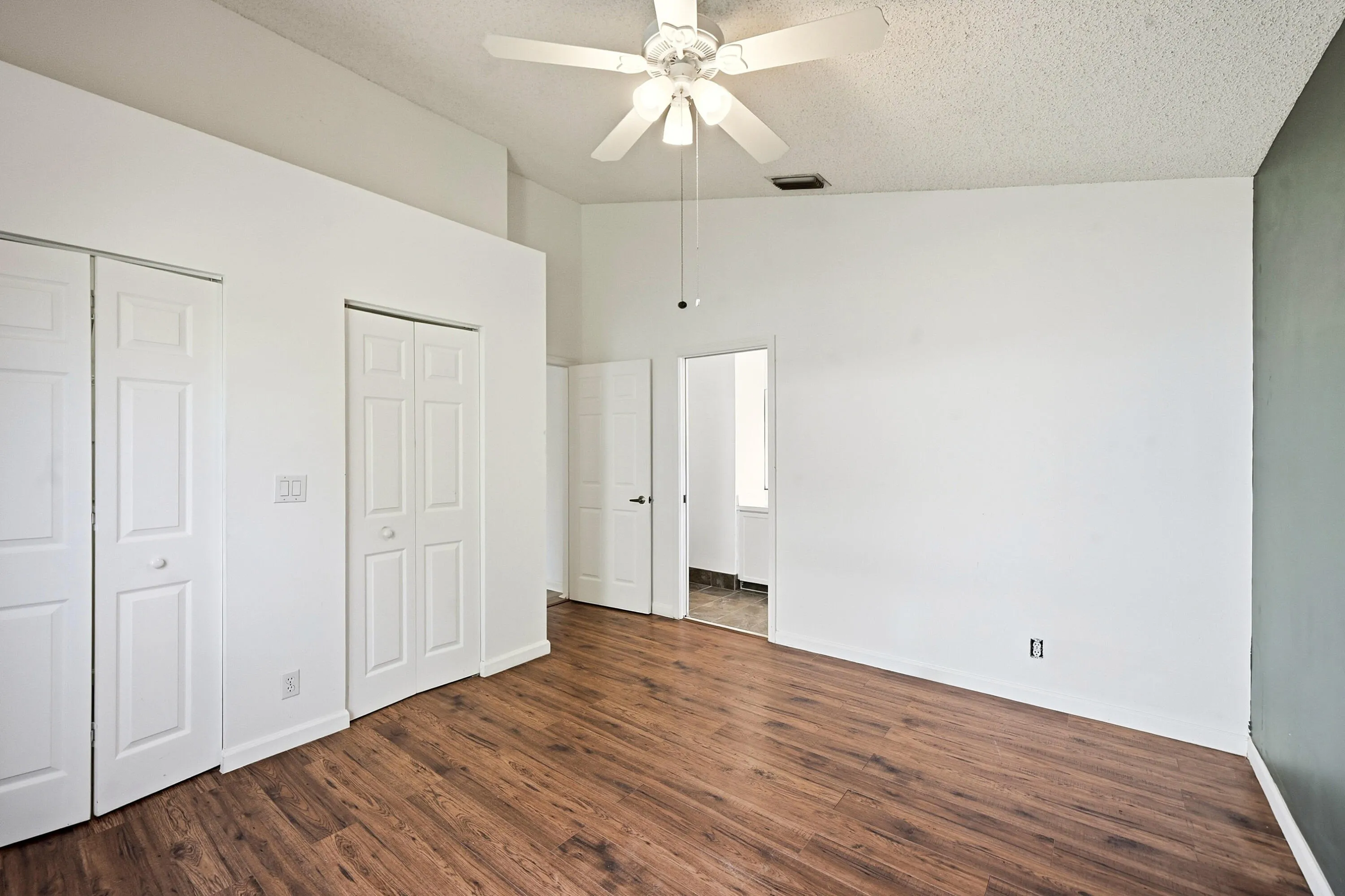 23_primary bedroom