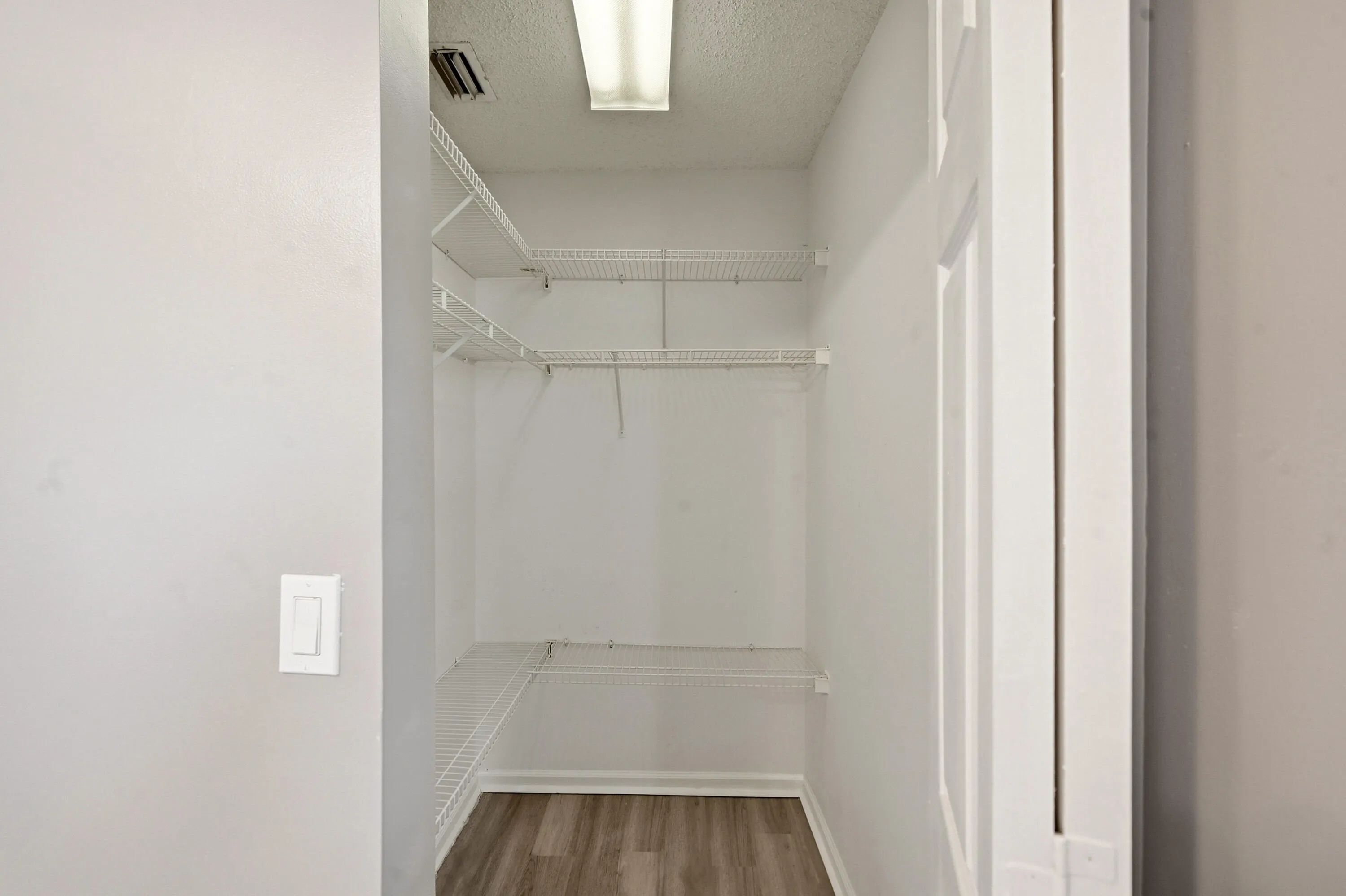 17_walk-in closet