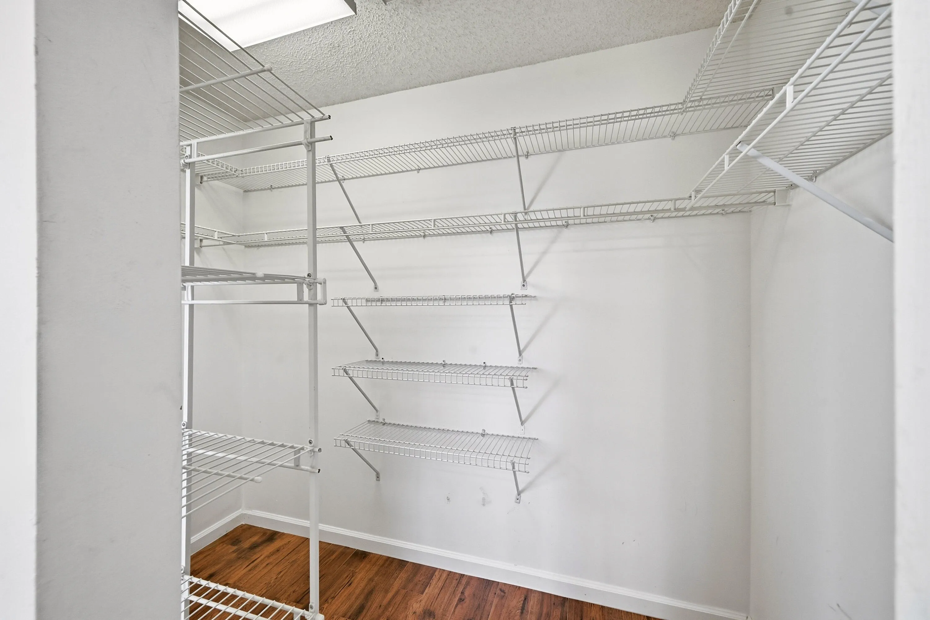 25_walk-in closet