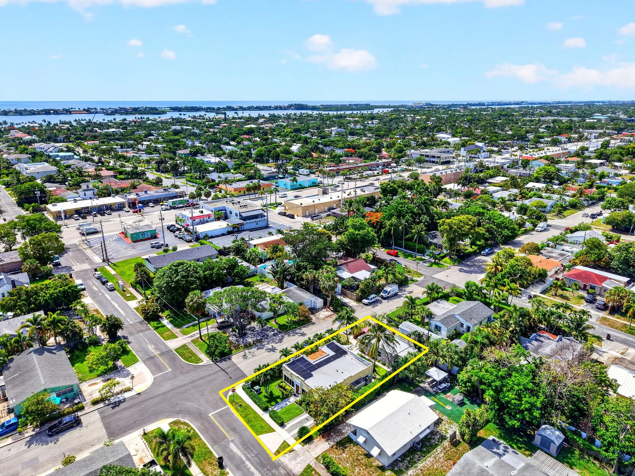 Just one block to Carvel Ice Cream Shop on South Dixie Highway and dozens of other restaurants & shops.
