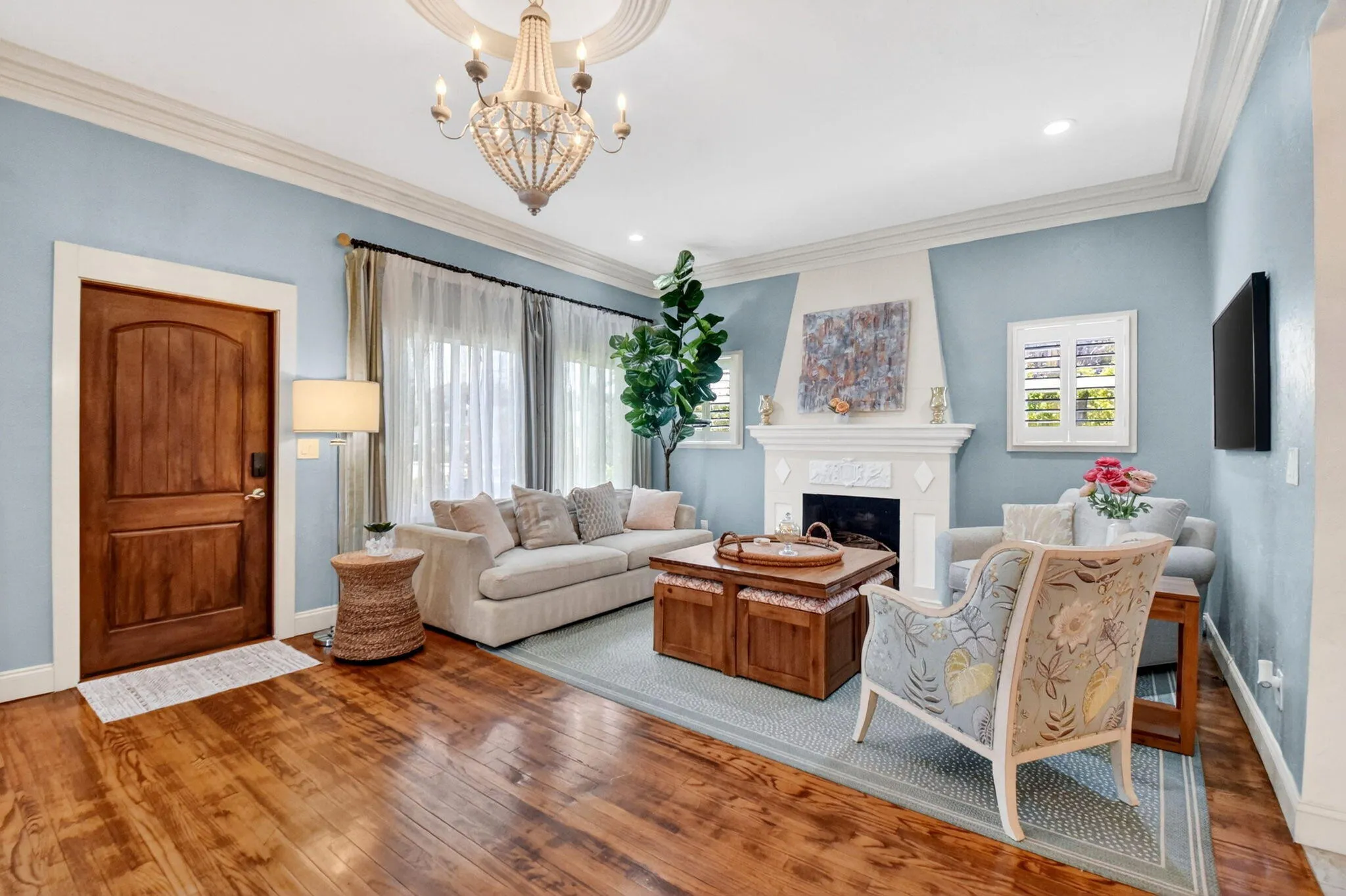 10' ceilings with beautifully refinished oak floors. Large windows and plenty of natural light.