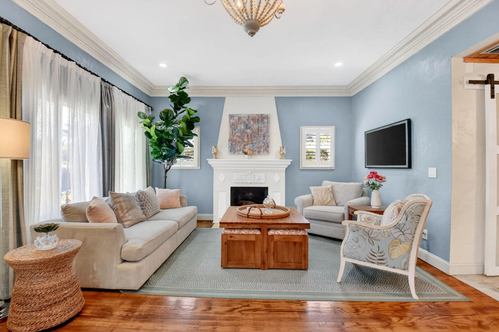 10' ceilings with beautifully refinished oak floors. Large windows and plenty of natural​​‌​​​​‌​​‌‌​‌‌​​​‌‌​‌​‌​‌​​​‌​​ light.