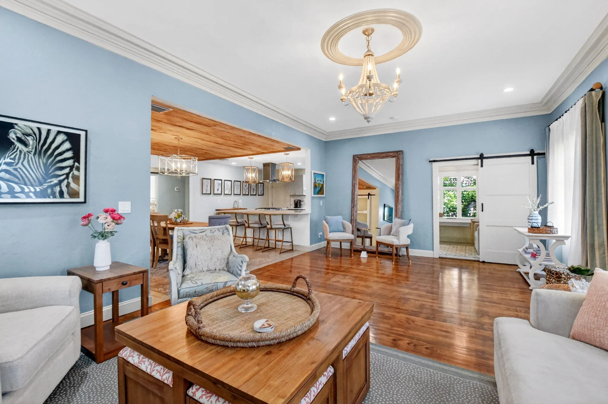 10' ceilings with beautifully refinished oak floors. Large windows and plenty of natural light.
