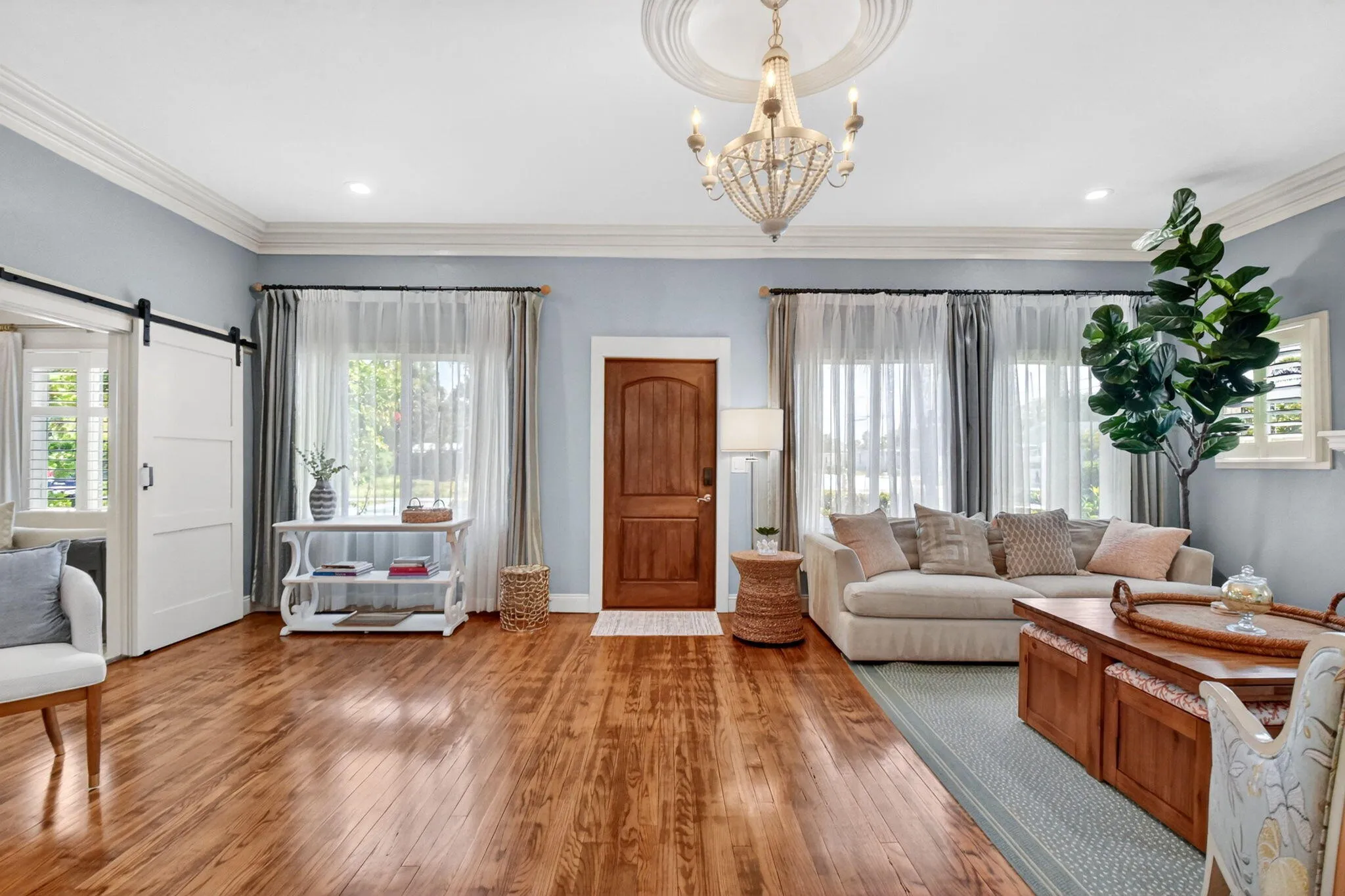 10' ceilings with beautifully refinished oak floors. Large windows and plenty of natural light.