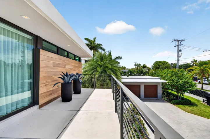086 - Side Balcony & Architectural Detai