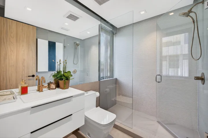 076 - Guest Bath